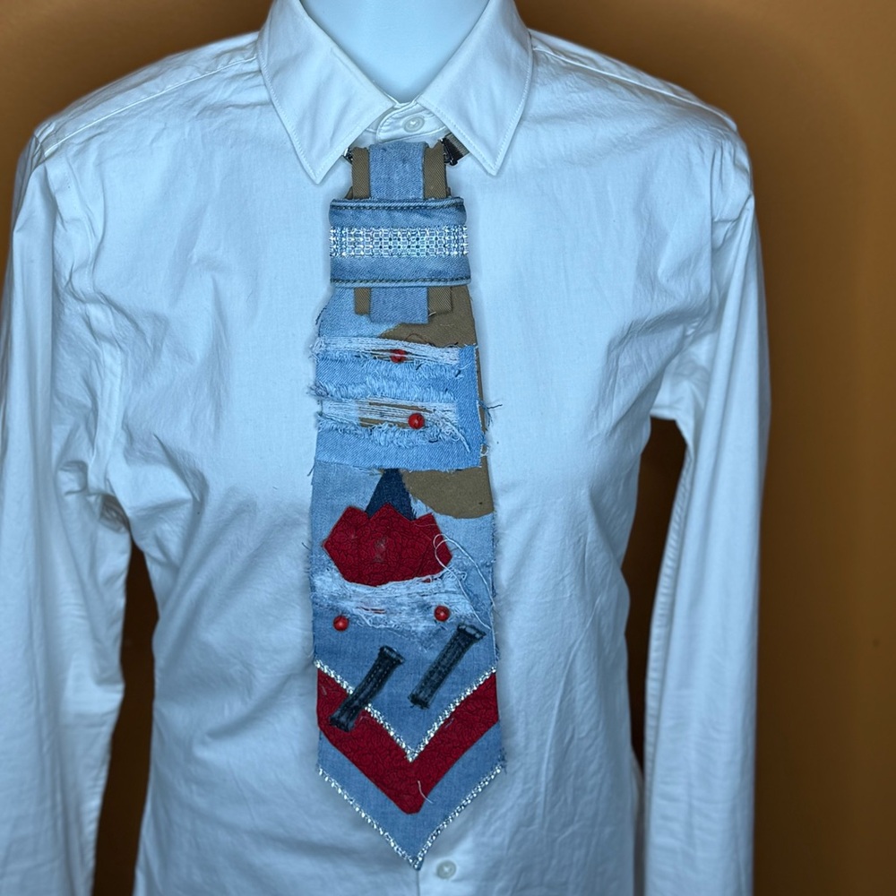 🚫🚫🚫🚫SOLD🚫🚫🚫🚫🚫Unique Denim and Fabric JUNK Tie with Red Accents
HANDMADE